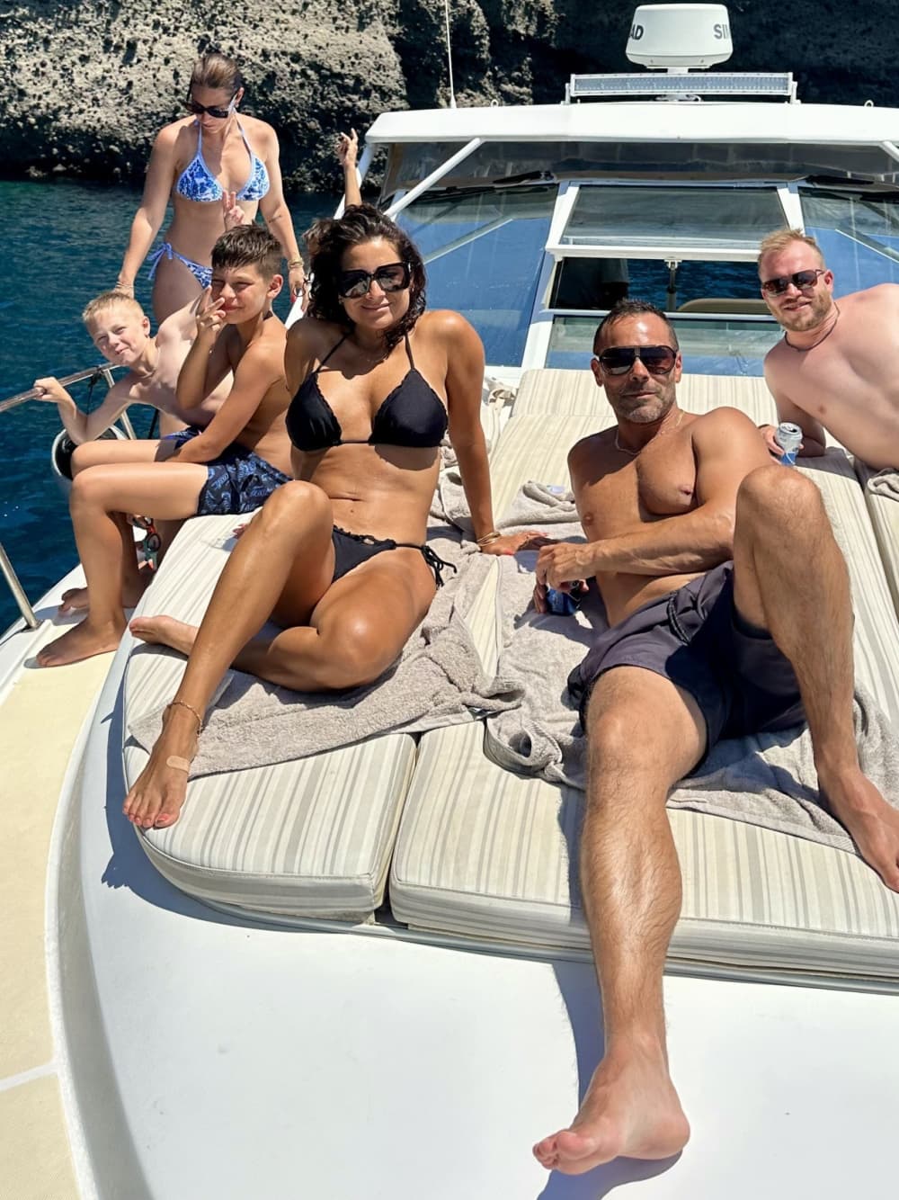 Njut av 8:30 på en motorbåt på Santorini