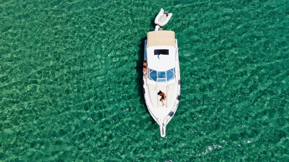 Njut av 8:30 på en motorbåt på Santorini