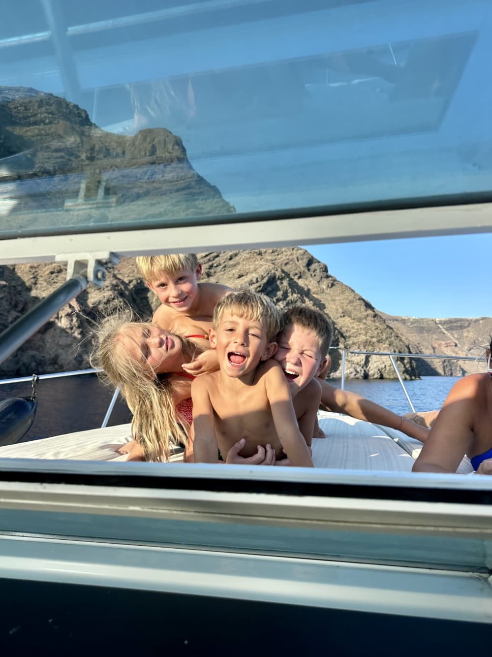 Njut av 8:30 på en motorbåt på Santorini