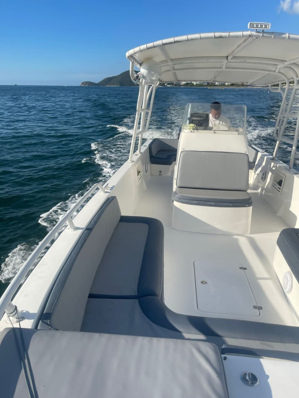 La tua giornata a Santa Marta: noleggia una barca a motore per una giornata intera alla scoperta del mondo sottomarino.