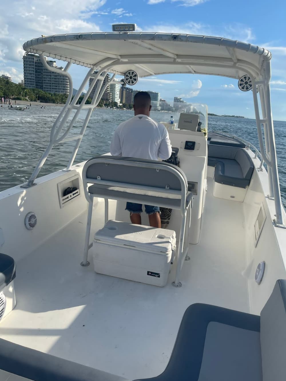 La tua giornata a Santa Marta: noleggia una barca a motore per una giornata intera alla scoperta del mondo sottomarino.