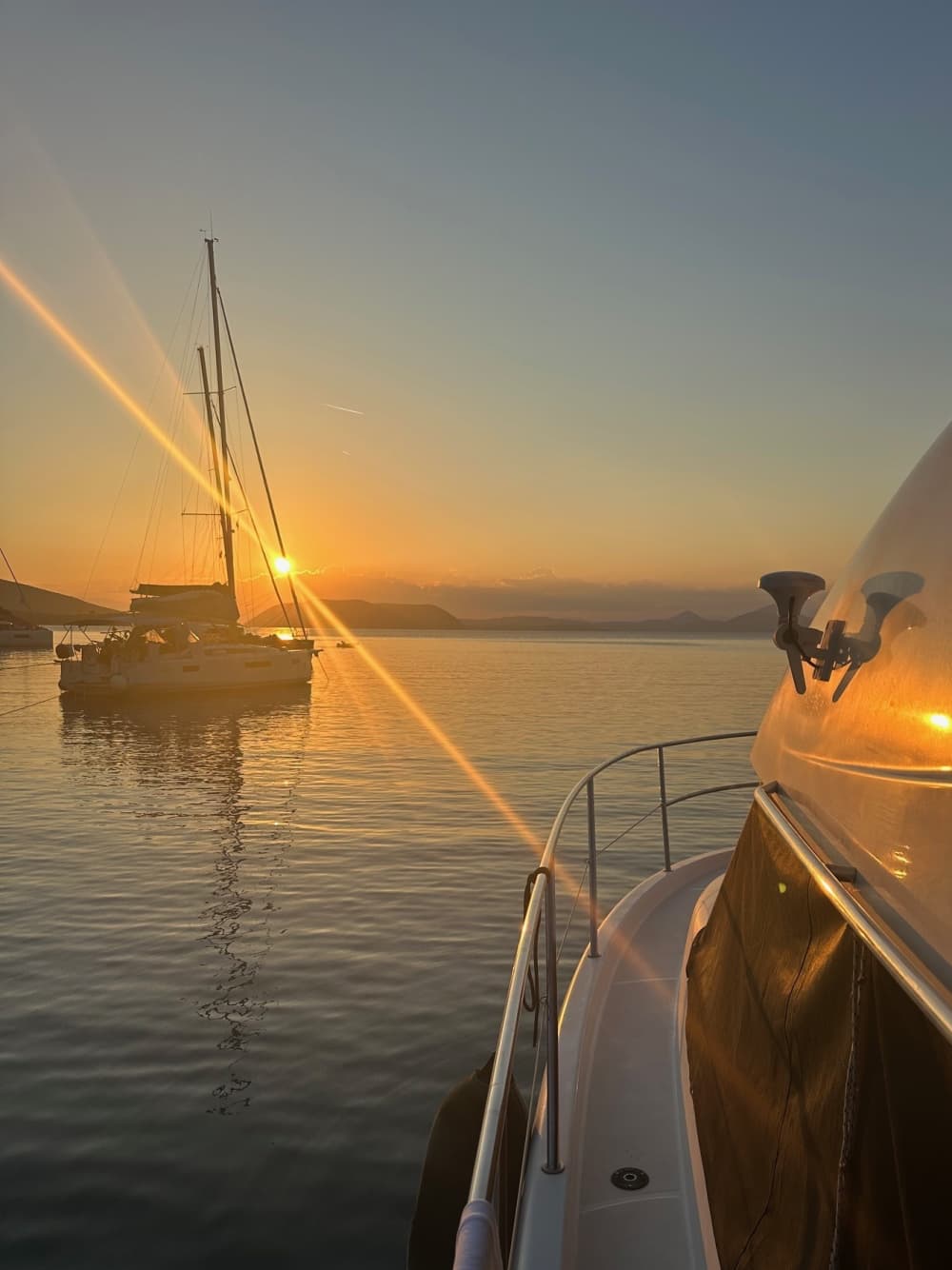 Naviguer avec les dieux : une journée à la découverte d'Égine en bateau à moteur
