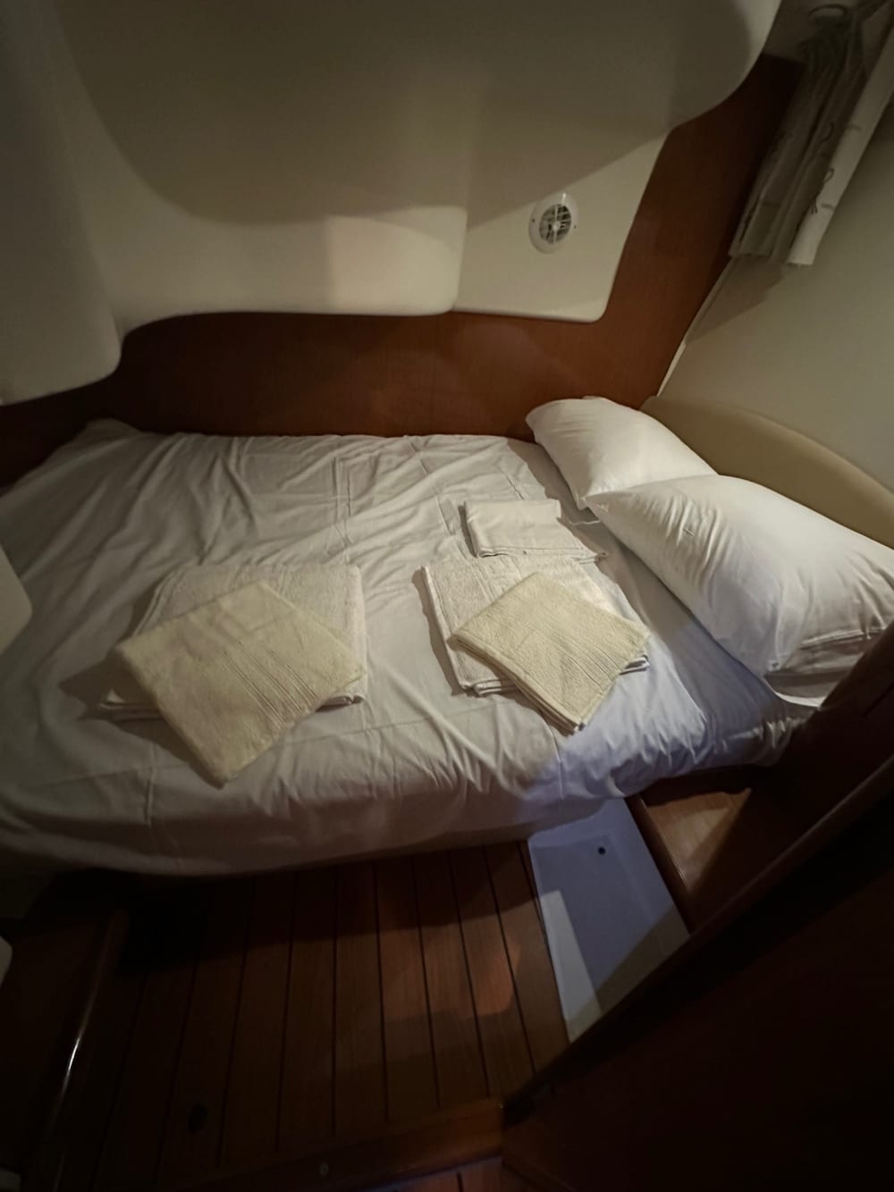 Naviguer avec les dieux : une journée à la découverte d'Égine en bateau à moteur