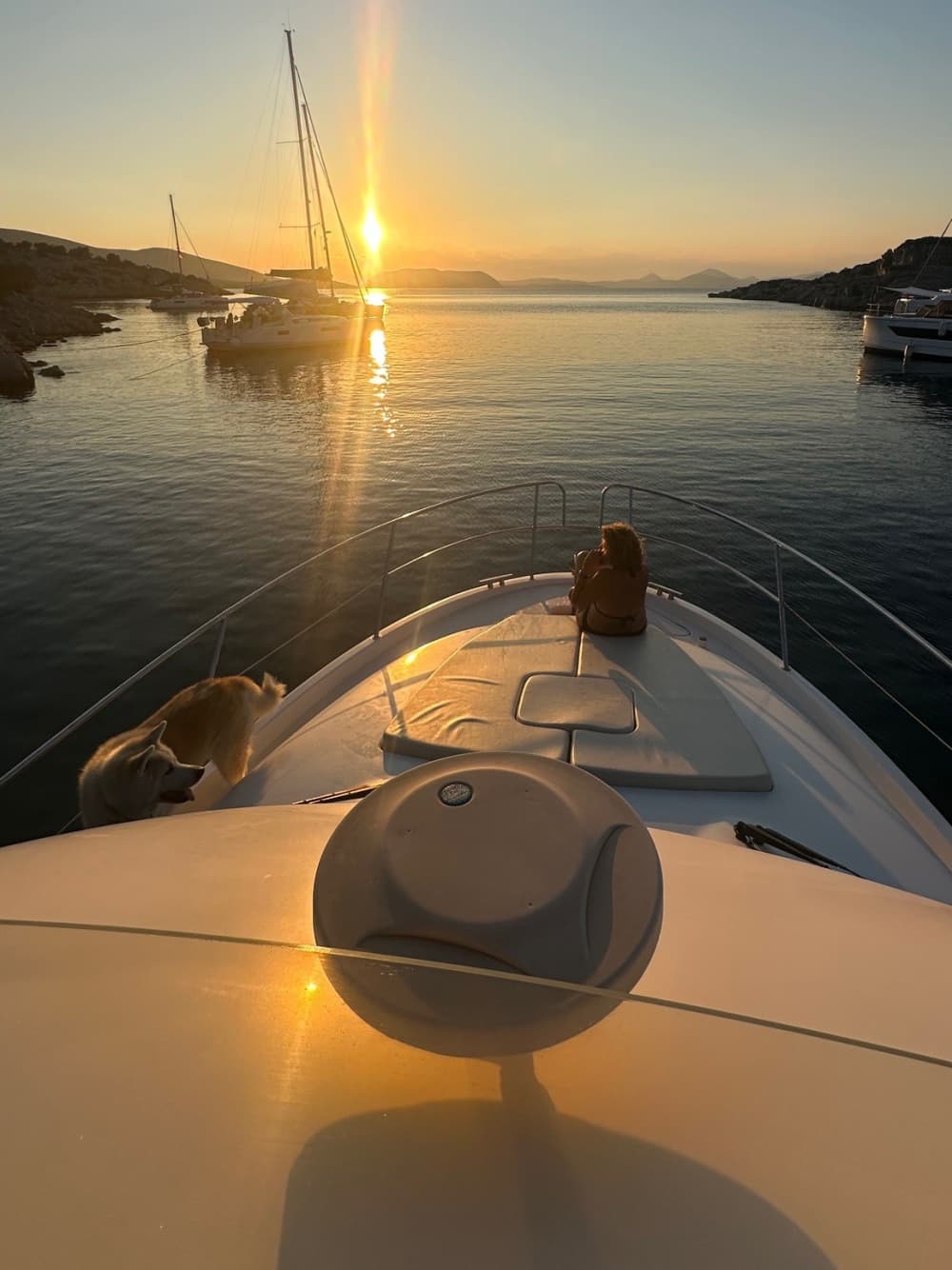 Naviguer avec les dieux : une journée à la découverte d'Égine en bateau à moteur