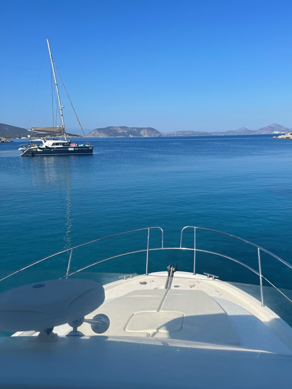 Naviguer avec les dieux : une journée à la découverte d'Égine en bateau à moteur