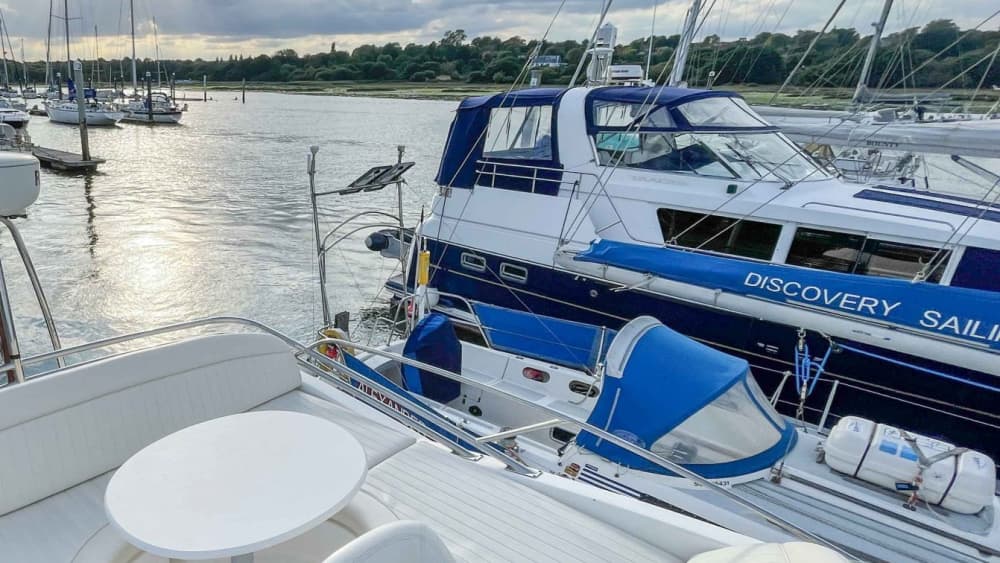 Naviguer avec les dieux : une journée à la découverte d'Égine en bateau à moteur