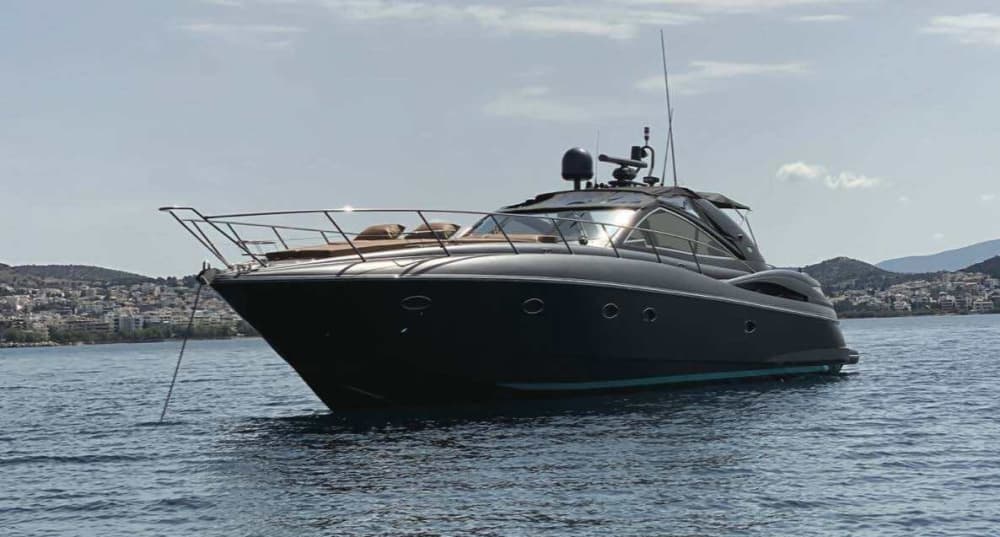 Disfrute del lujo de Mykonos con un día completo a bordo de un yate a motor.