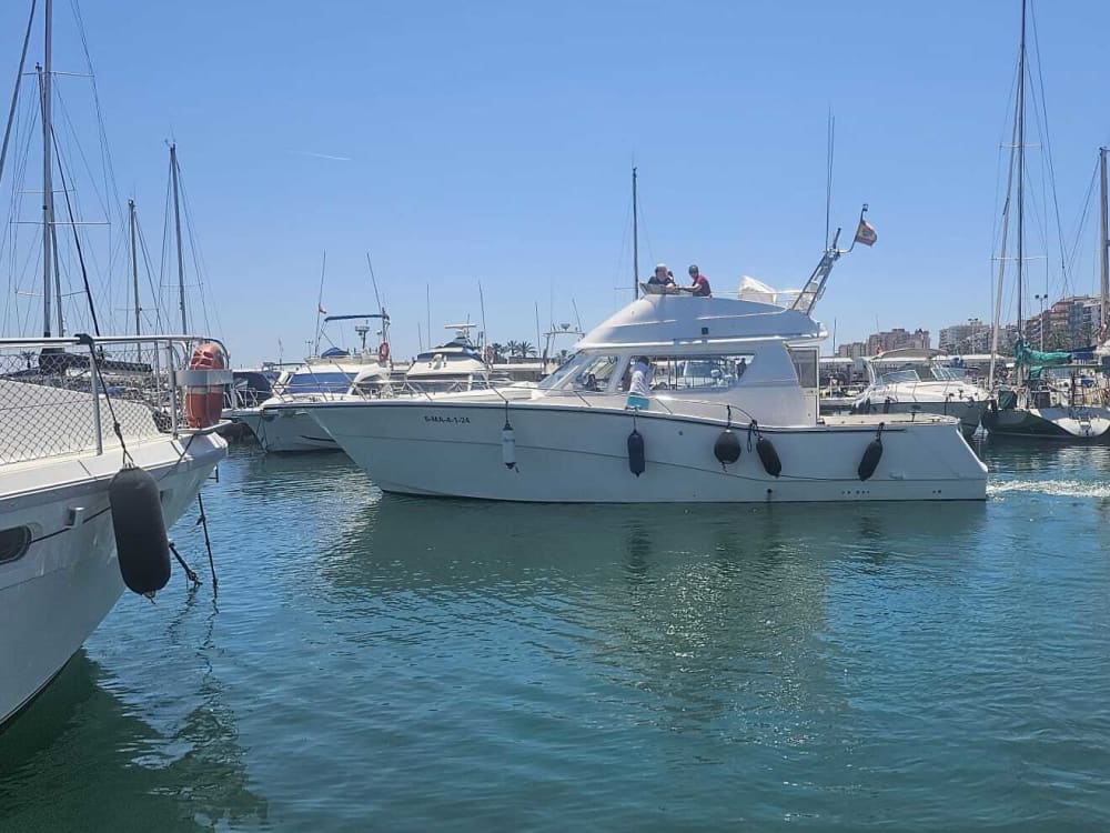 Spend 4h30 on the water in Fuengirola with sun and clear waters