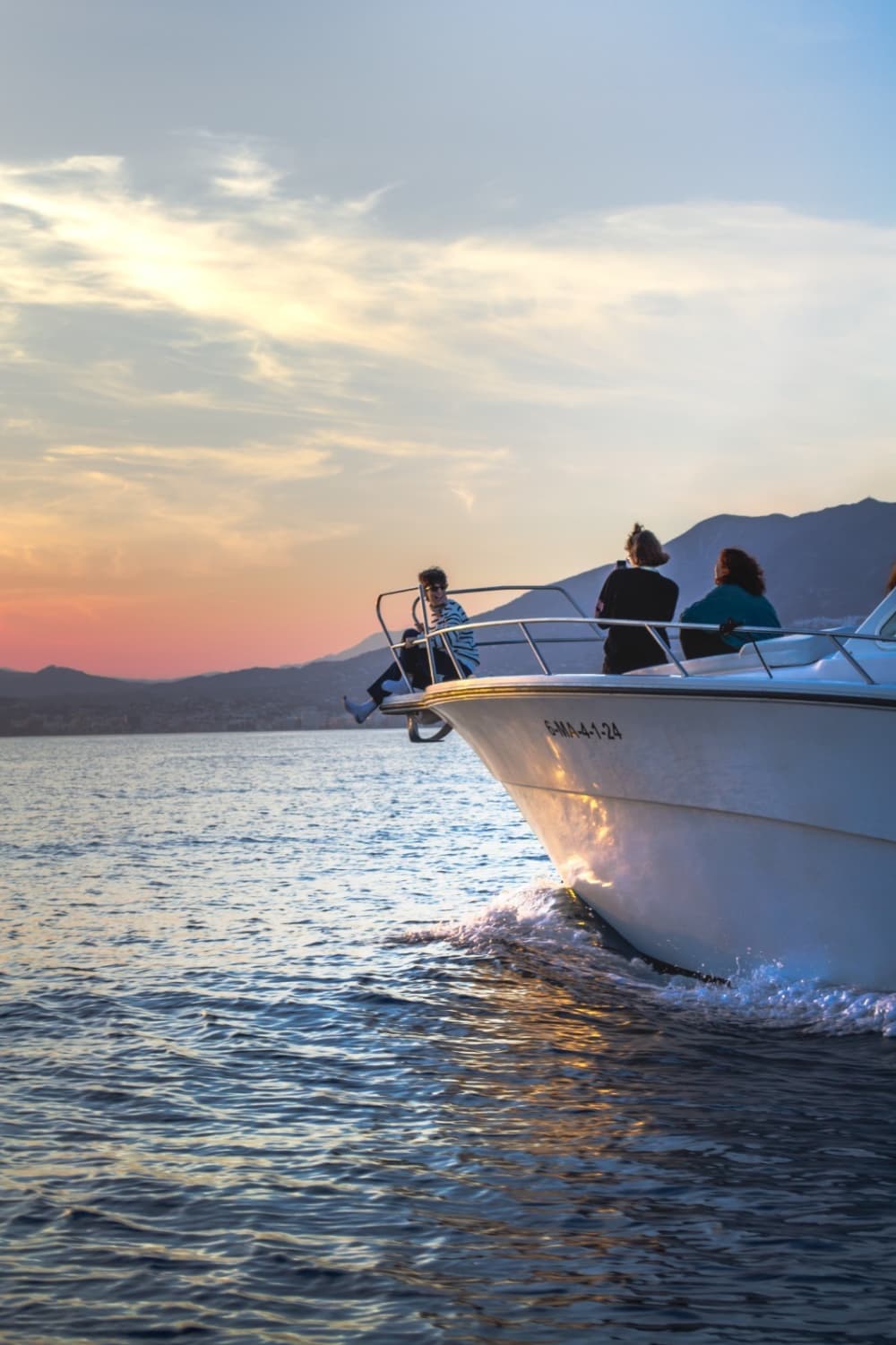Spend 4h30 on the water in Fuengirola with sun and clear waters
