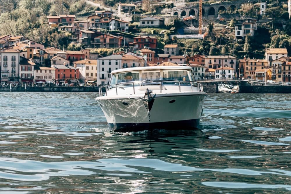 Lago di Como: 5 ore di sole a bordo di una barca a motore con skipper.