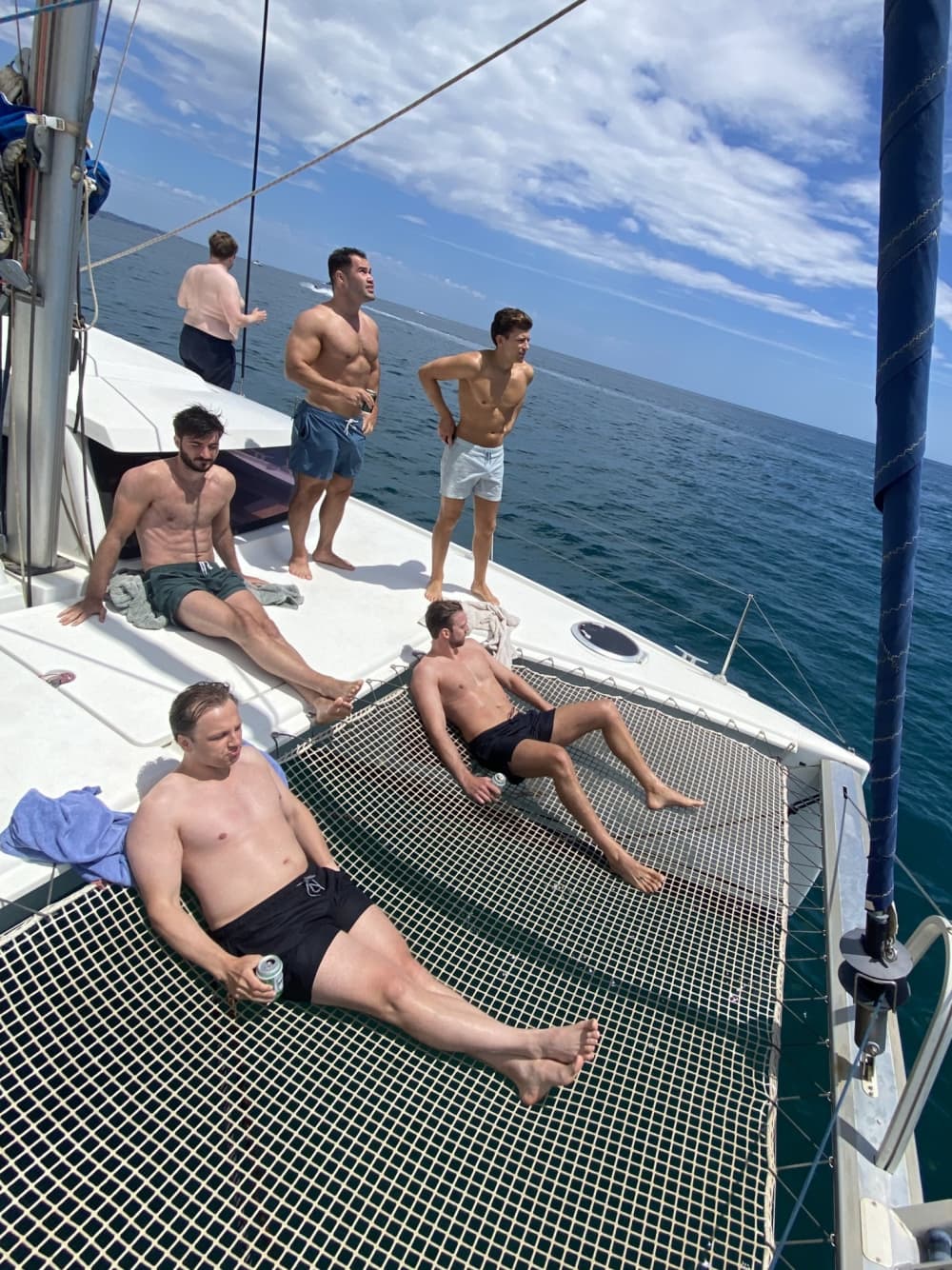 Scopri Marbella a bordo di un catamarano per un'intera giornata.