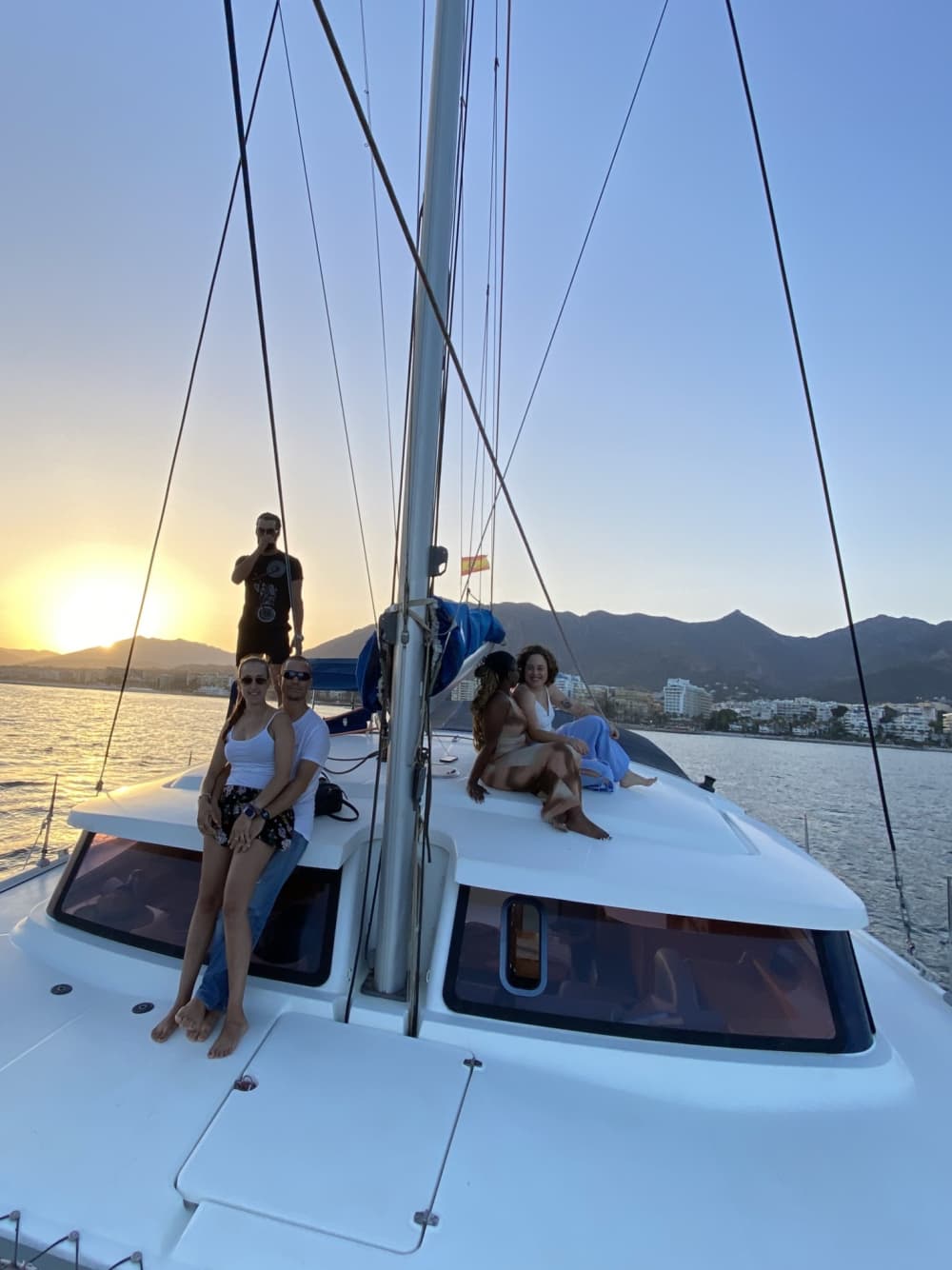 Scopri Marbella a bordo di un catamarano per un'intera giornata.