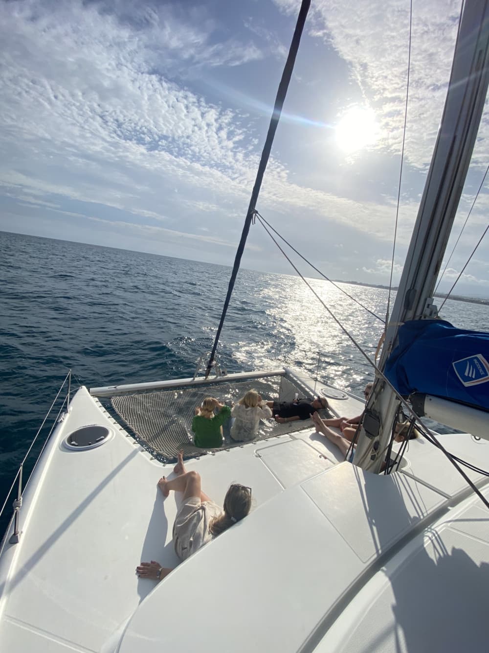 Scopri Marbella a bordo di un catamarano per un'intera giornata.