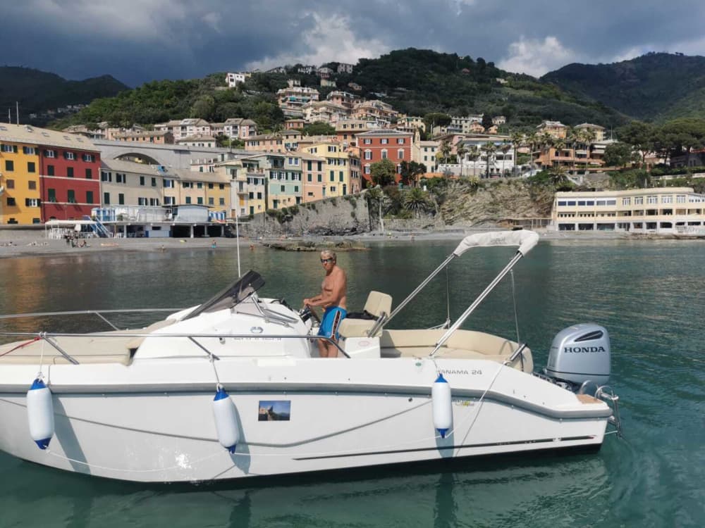 Goditi 9 ore a bordo di un motoscafo per esplorare Genova.