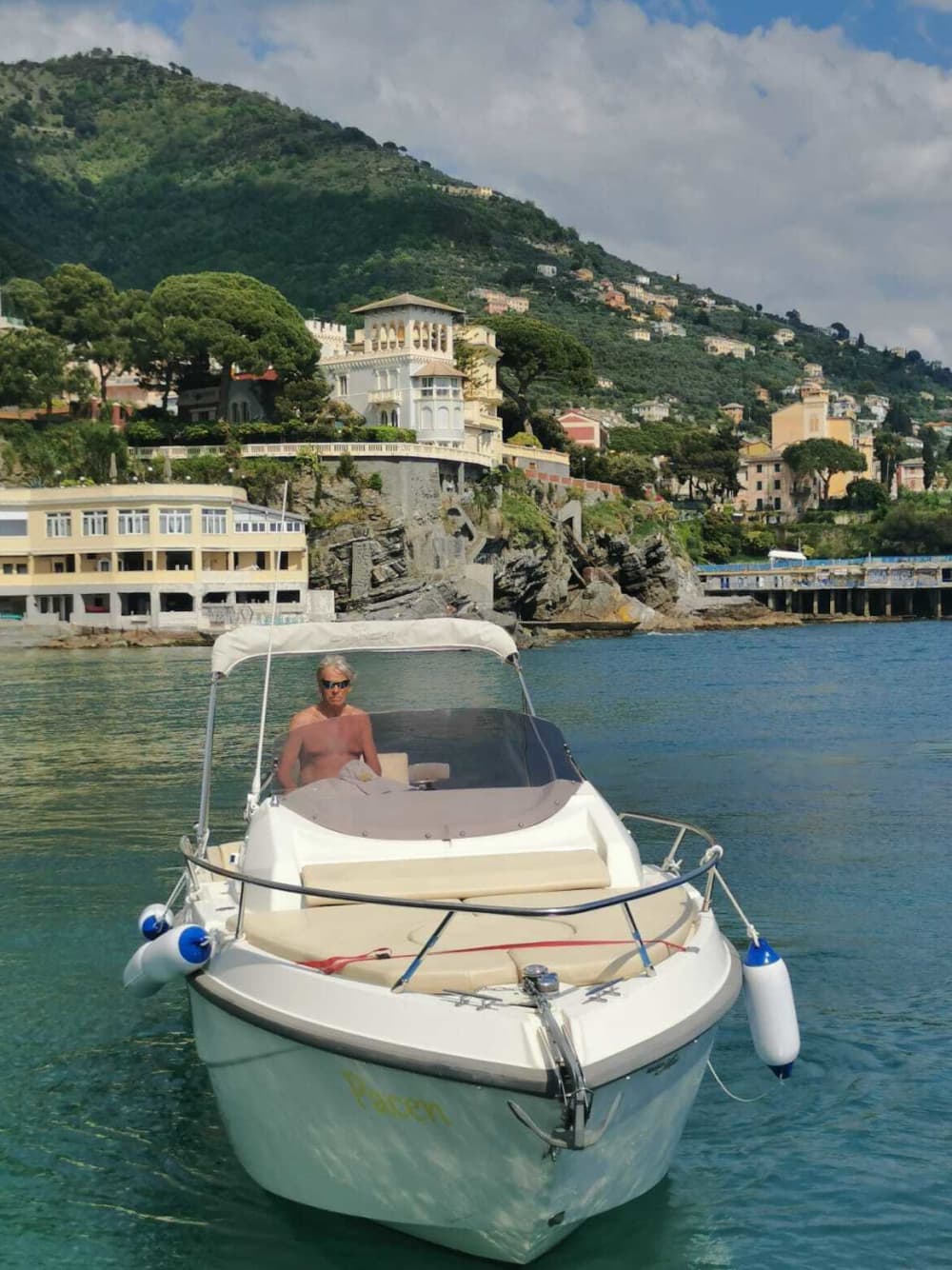 Goditi 9 ore a bordo di un motoscafo per esplorare Genova.