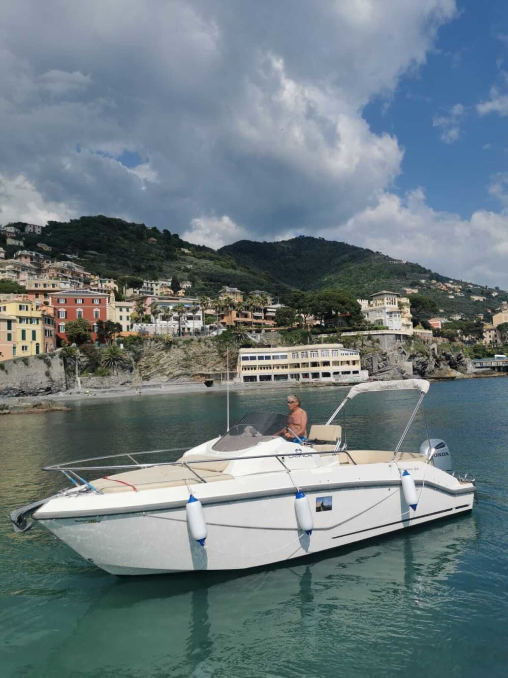 Goditi 9 ore a bordo di un motoscafo per esplorare Genova.