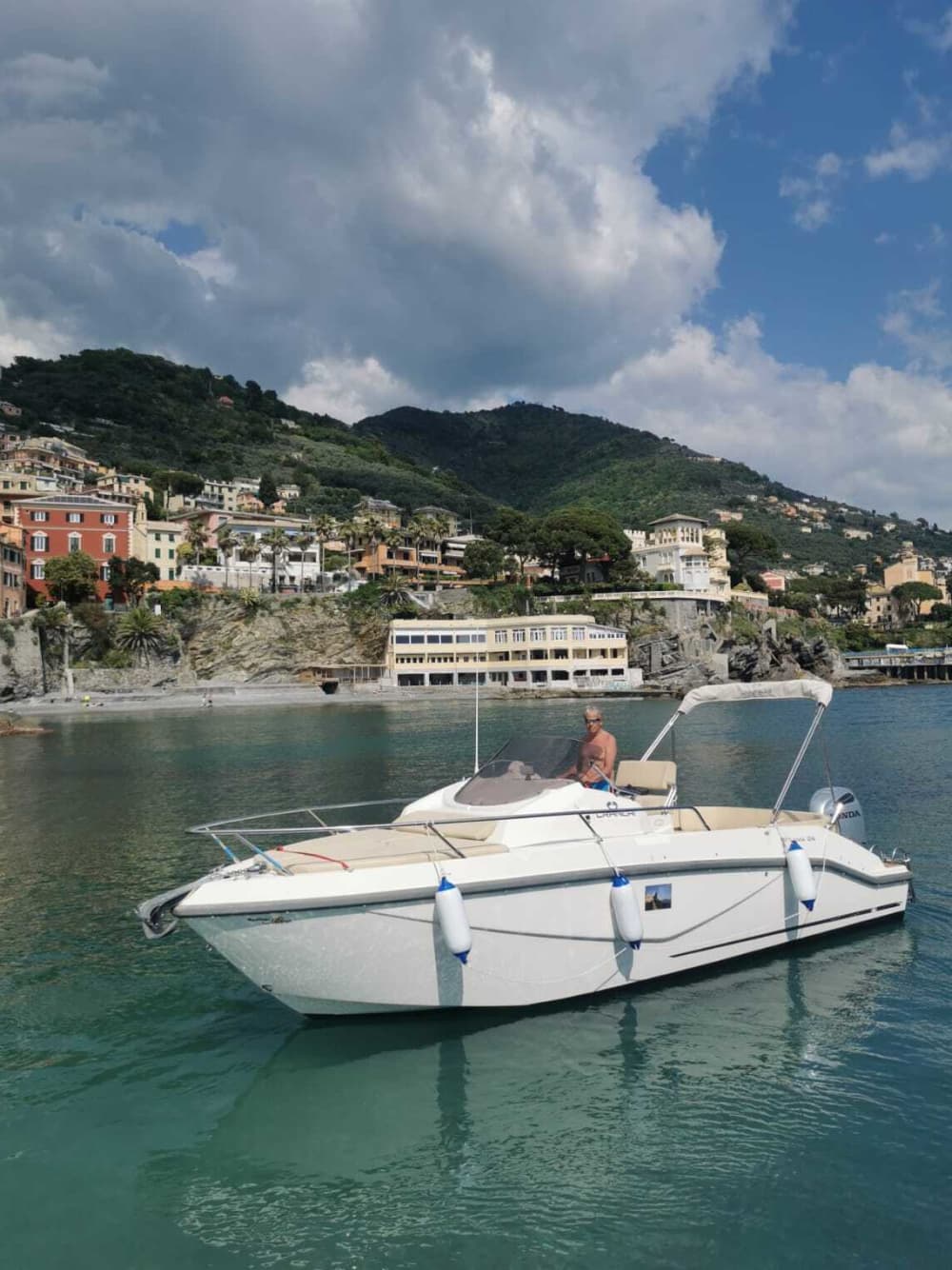 Goditi 9 ore a bordo di un motoscafo per esplorare Genova.