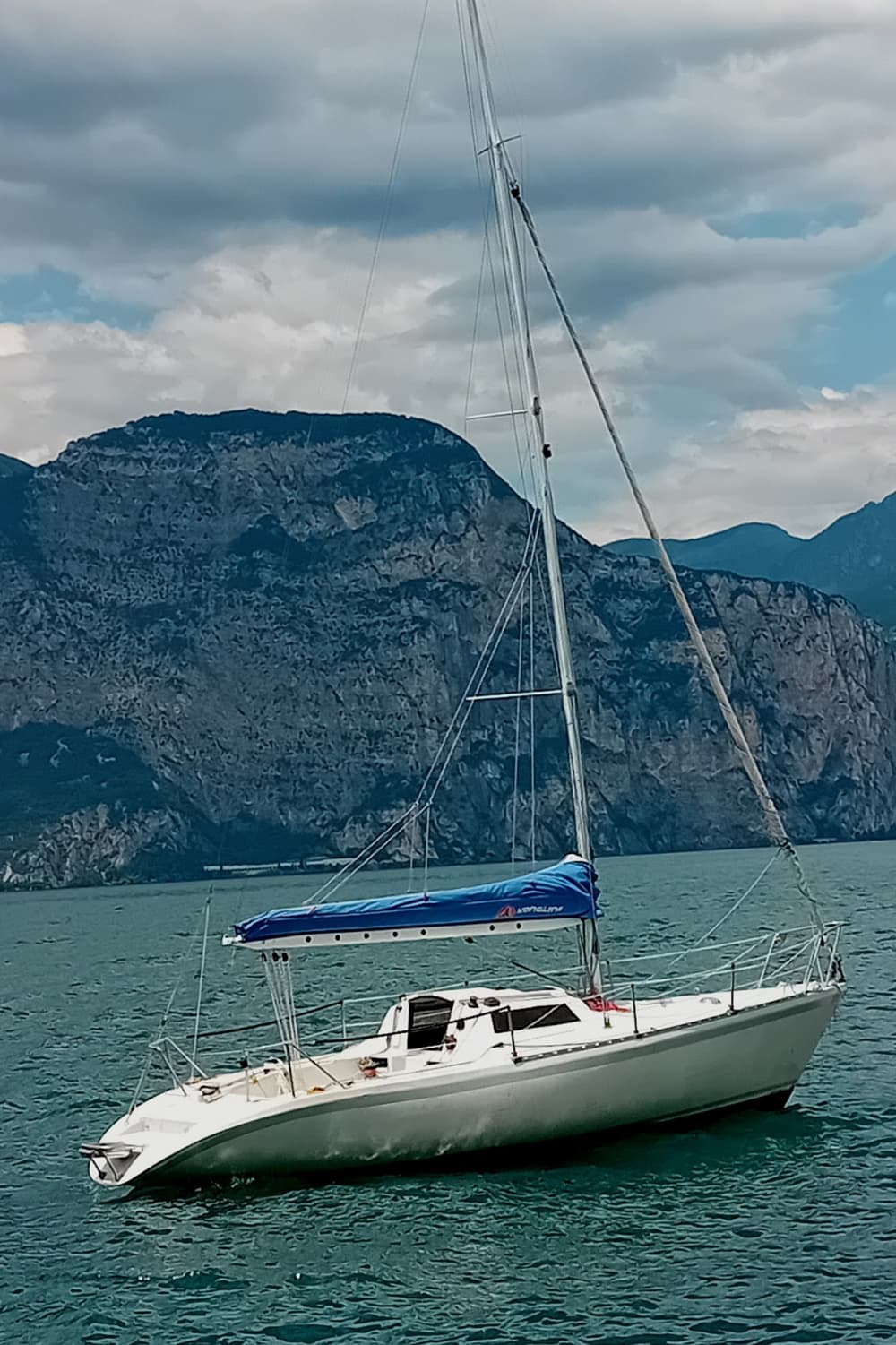 Setzen Sie Kurs auf Freude: Ein ganzer Tag authentisches Segeln in Brenzone sul Garda an Bord eines Segelboots