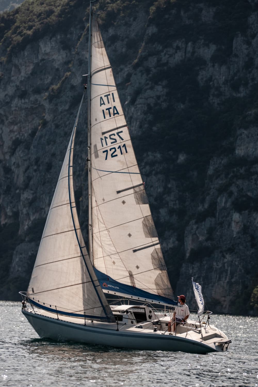 Setzen Sie Kurs auf Freude: Ein ganzer Tag authentisches Segeln in Brenzone sul Garda an Bord eines Segelboots