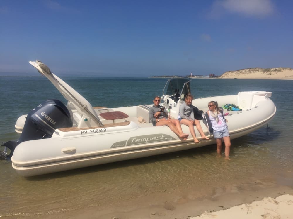 Le meilleur de Port Fréjus se trouve sur l'eau : votre journée privée complète en bateau à moteur