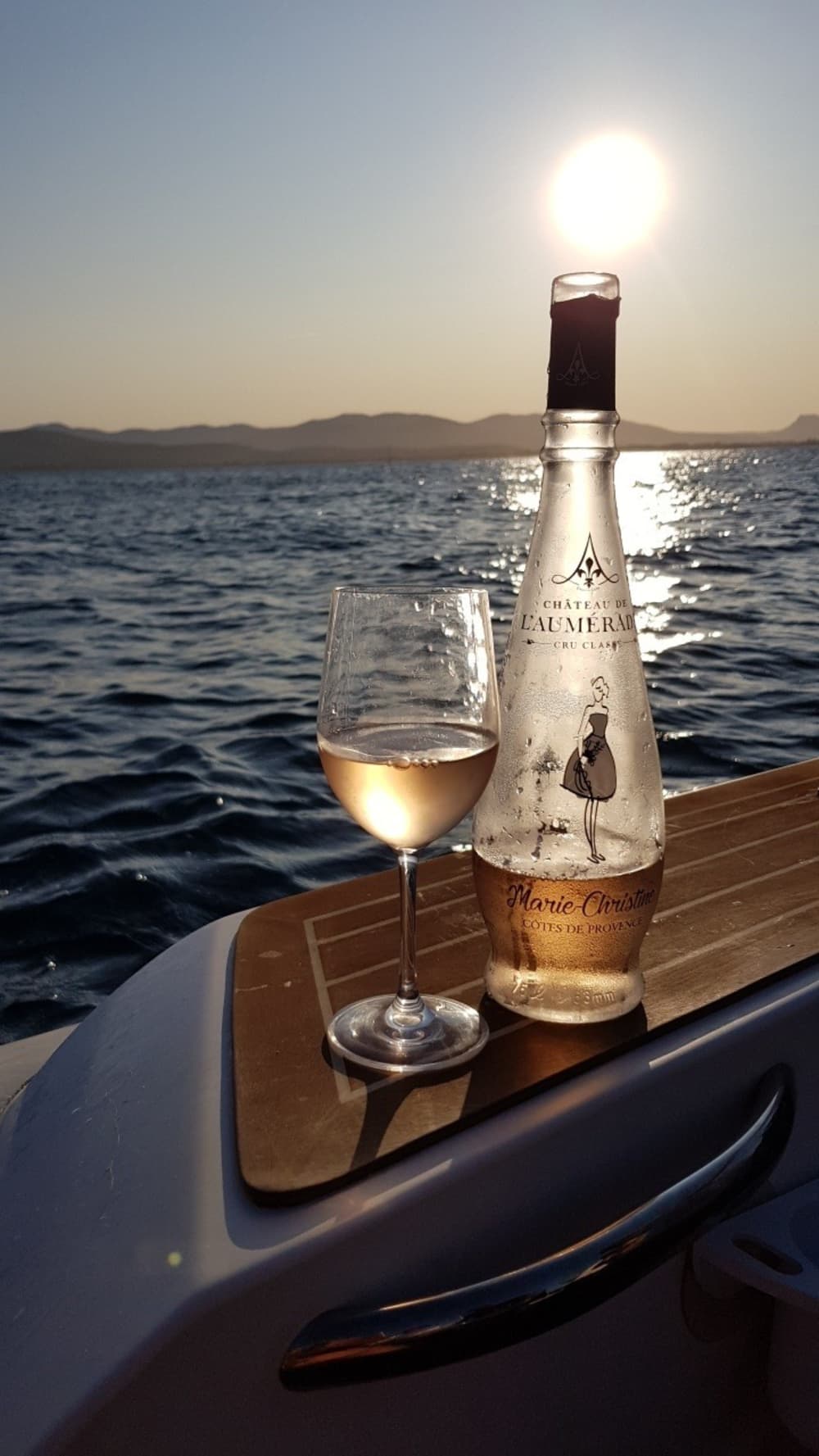 Le meilleur de Port Fréjus se trouve sur l'eau : votre journée privée complète en bateau à moteur