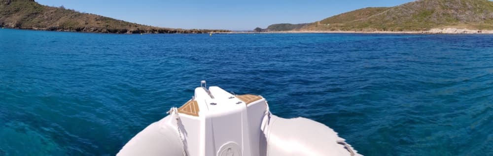 Le meilleur de Port Fréjus se trouve sur l'eau : votre journée privée complète en bateau à moteur