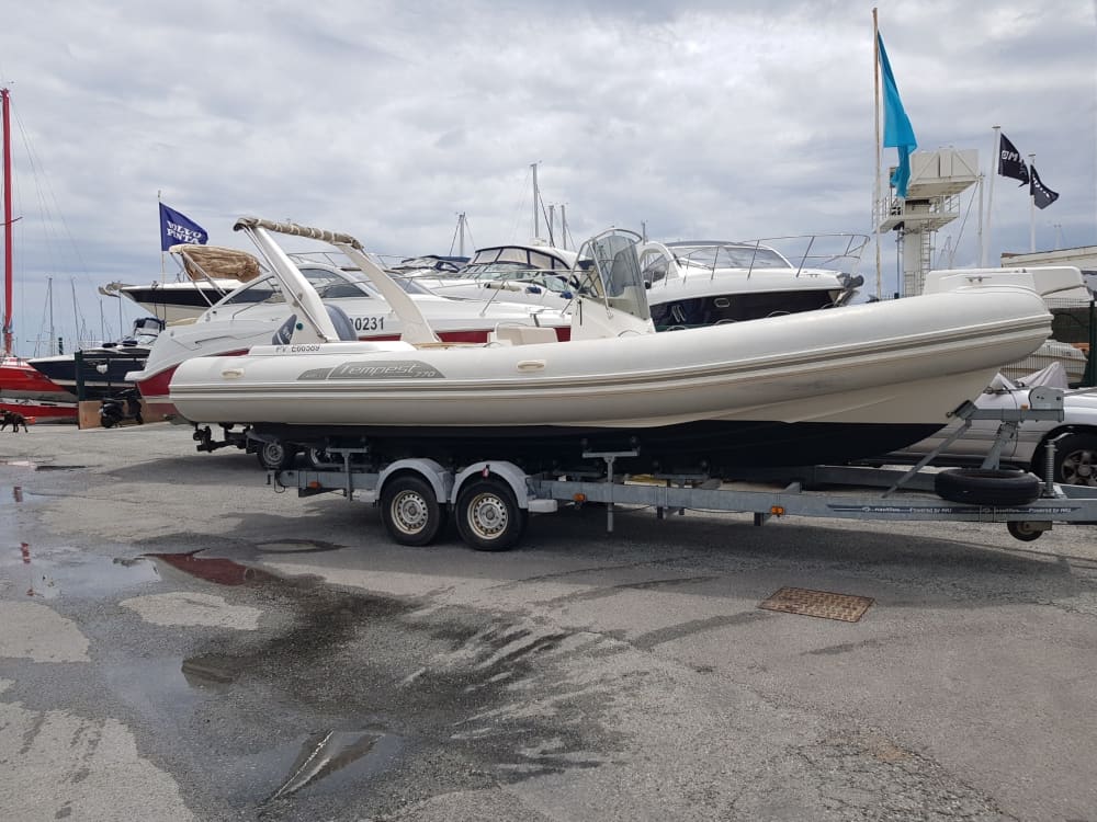 Le meilleur de Port Fréjus se trouve sur l'eau : votre journée privée complète en bateau à moteur