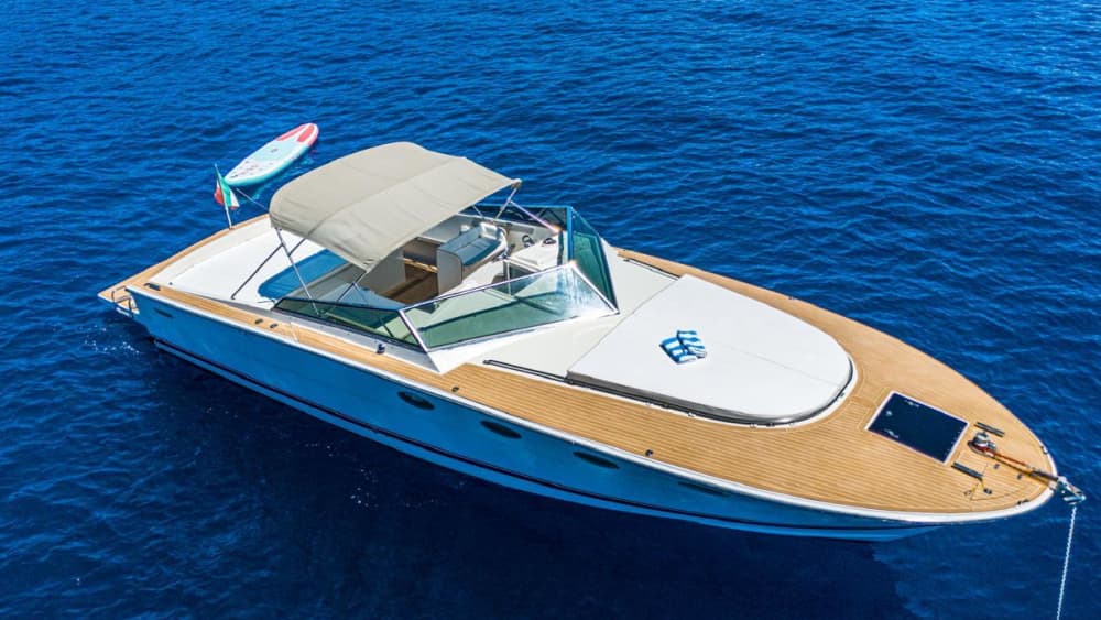 Scopri il Monte Argentario a bordo di un motoscafo per 8 ore e 30 minuti.