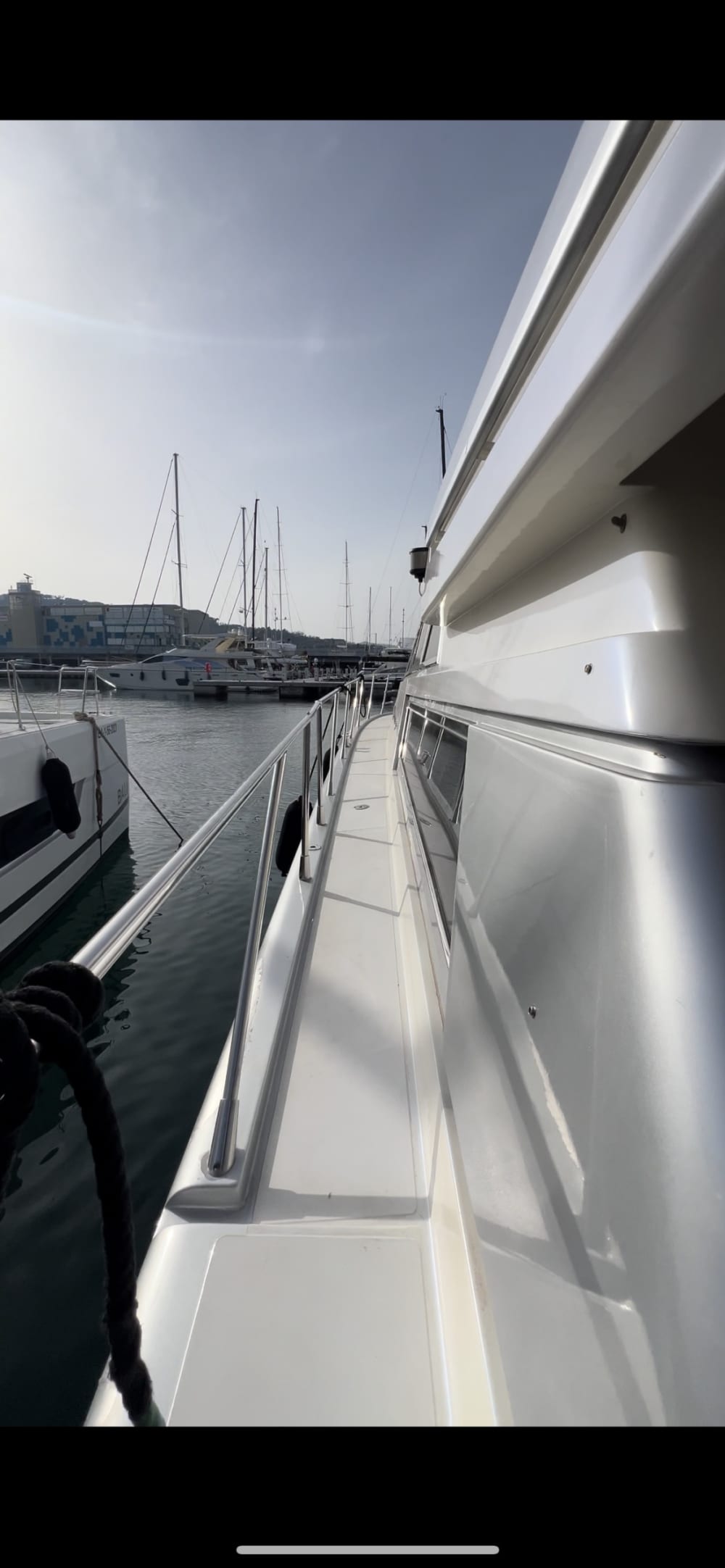 La tua barca a motore privata per una giornata alla scoperta di Barcellona.