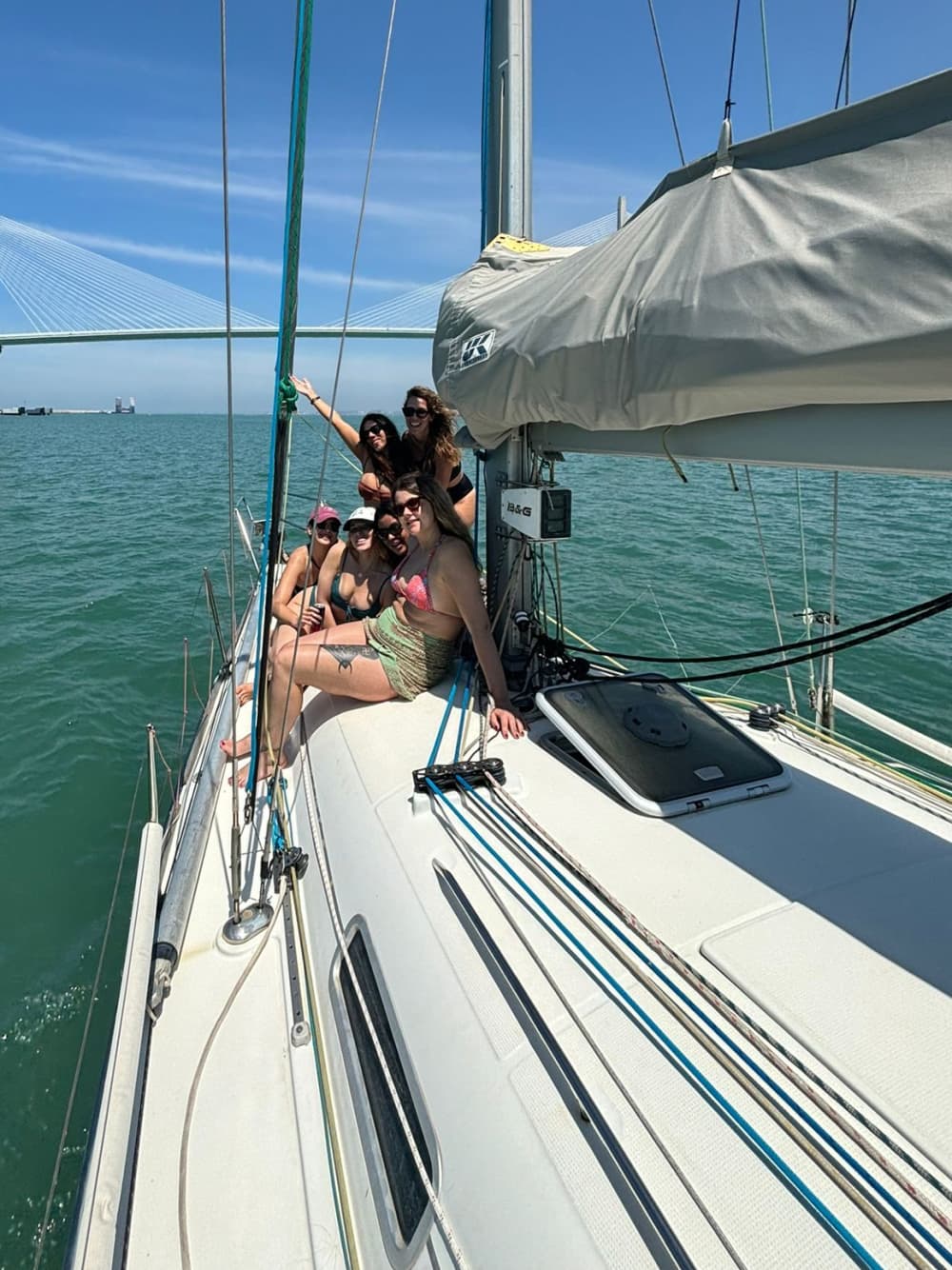 Scopri Cadice con un'escursione in barca a vela di un'intera giornata.