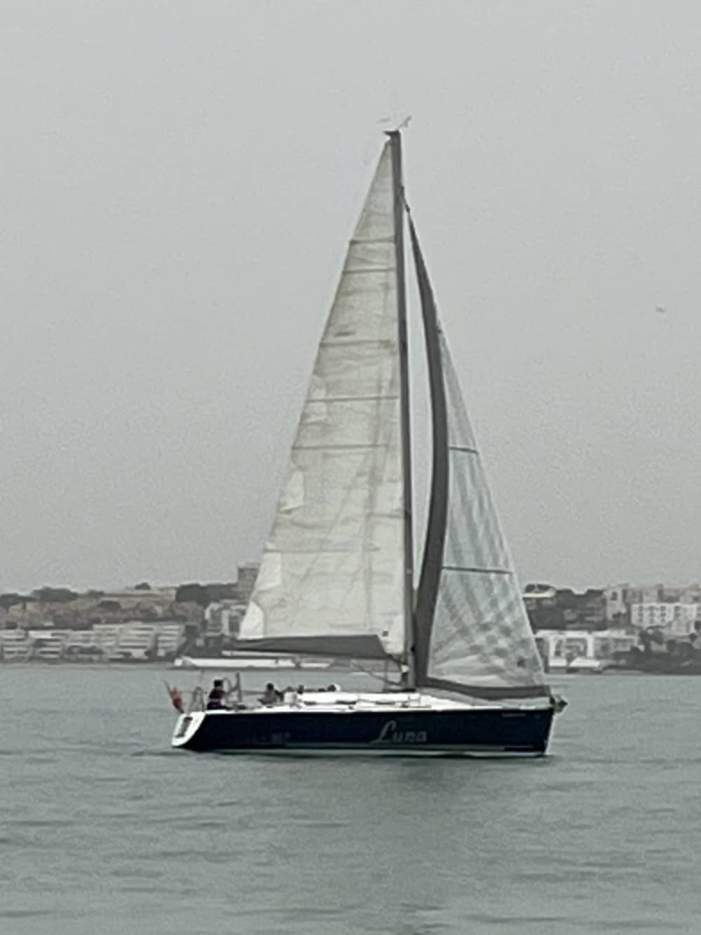 Scopri Cadice con un'escursione in barca a vela di un'intera giornata.
