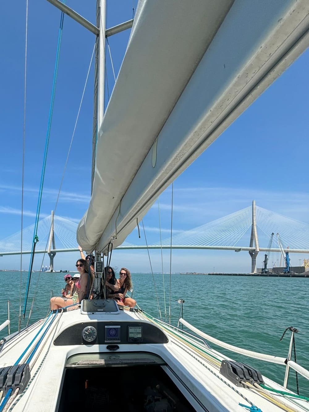 Scopri Cadice con un'escursione in barca a vela di un'intera giornata.