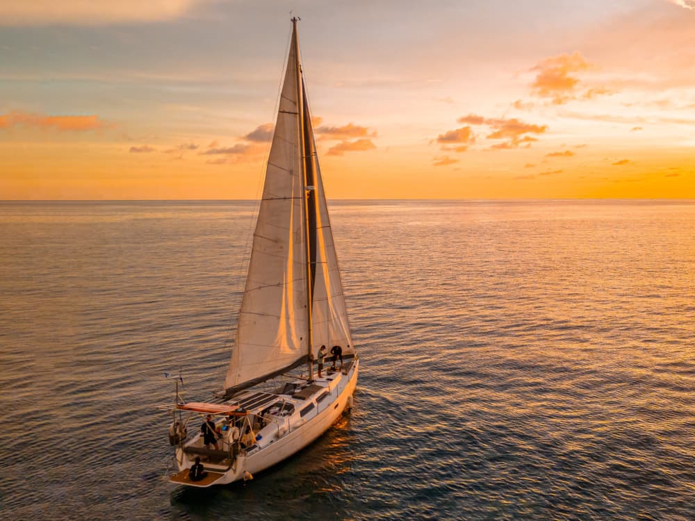 Zet koers naar plezier: een authentieke zeildag in Phuket op een zeilboot.