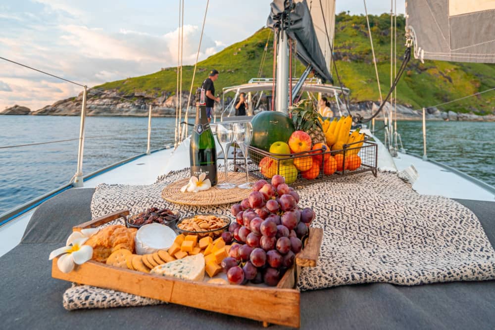 Zet koers naar plezier: een authentieke zeildag in Phuket op een zeilboot.