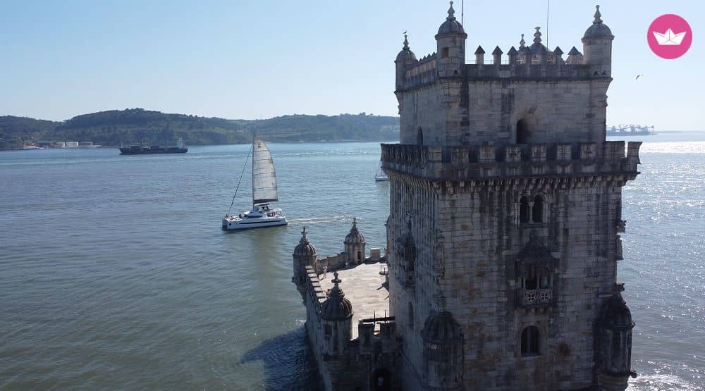 Naviguez à travers les sites touristiques de Lisbonne lors d'une excursion privée en catamaran de 4 heures