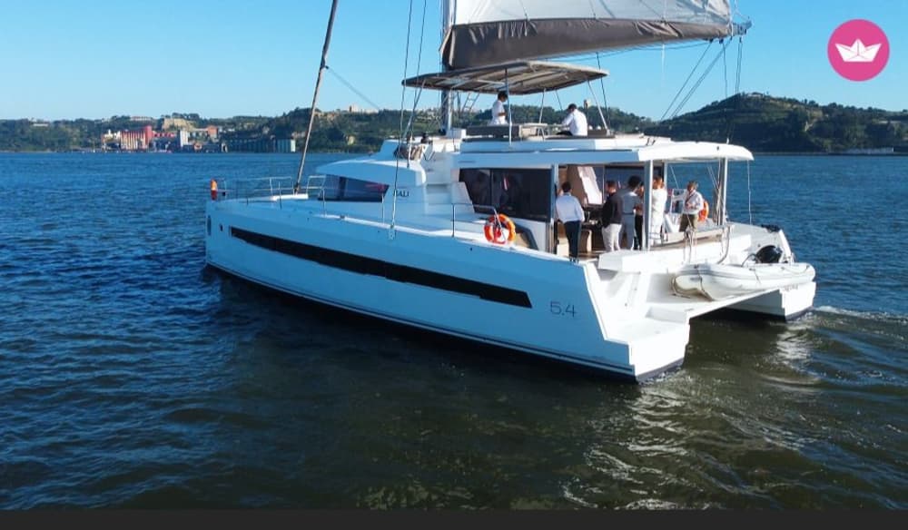 Naviguez à travers les sites touristiques de Lisbonne lors d'une excursion privée en catamaran de 4 heures