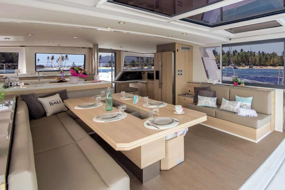 Naviguez à travers les sites touristiques de Lisbonne lors d'une excursion privée en catamaran de 4 heures