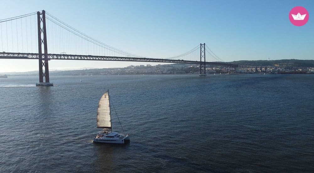 Naviguez à travers les sites touristiques de Lisbonne lors d'une excursion privée en catamaran de 4 heures