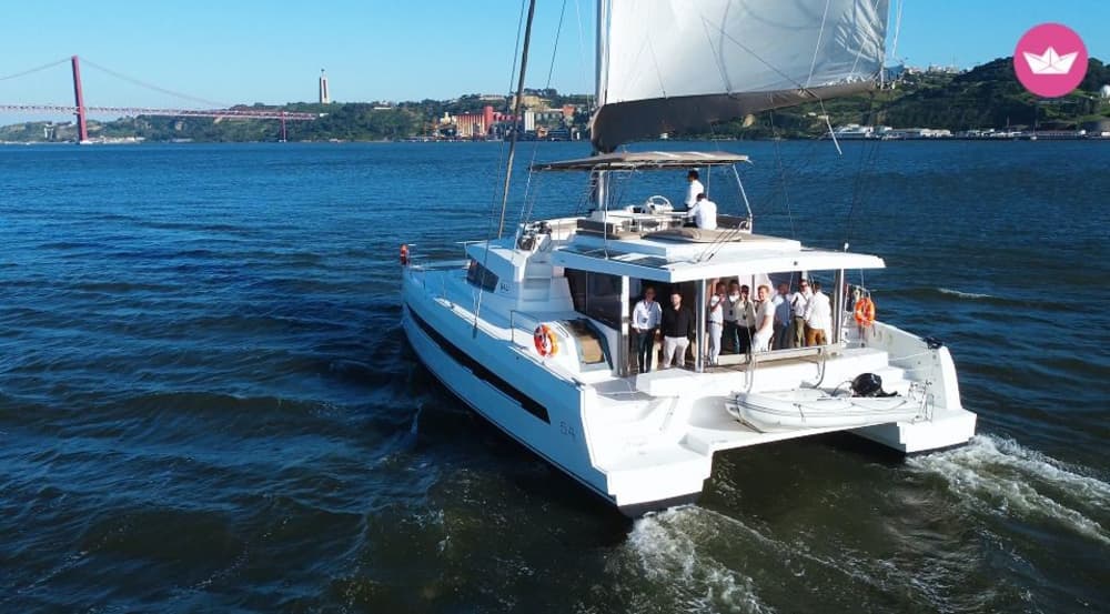 Naviguez à travers les sites touristiques de Lisbonne lors d'une excursion privée en catamaran de 4 heures