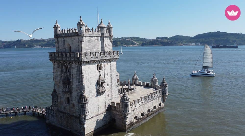 Naviguez à travers les sites touristiques de Lisbonne lors d'une excursion privée en catamaran de 4 heures