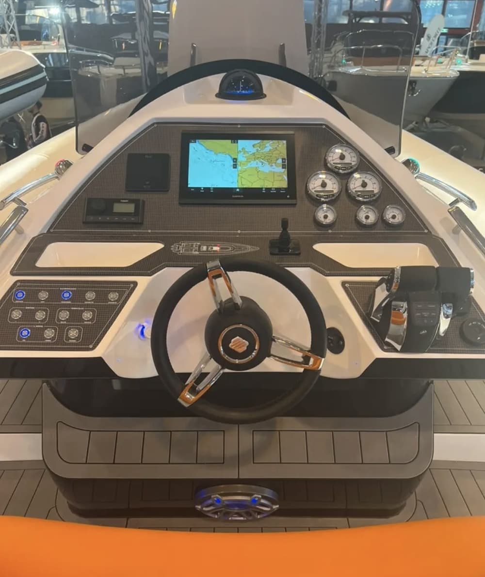 Einen Tag lang Nettuno entdecken: Das wahre Dolce Vita auf einem Motorboot