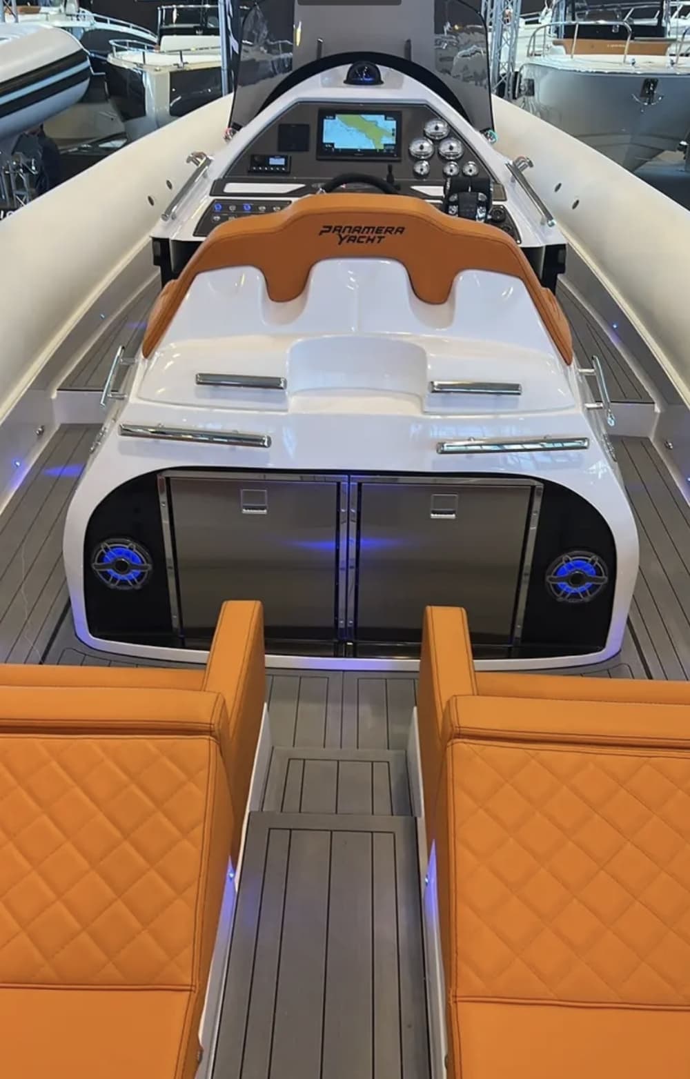 Einen Tag lang Nettuno entdecken: Das wahre Dolce Vita auf einem Motorboot