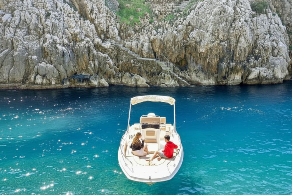 Bootstour von Nerano zur Amalfiküste: Ein Tag voller Eleganz und Küstenentdeckungen