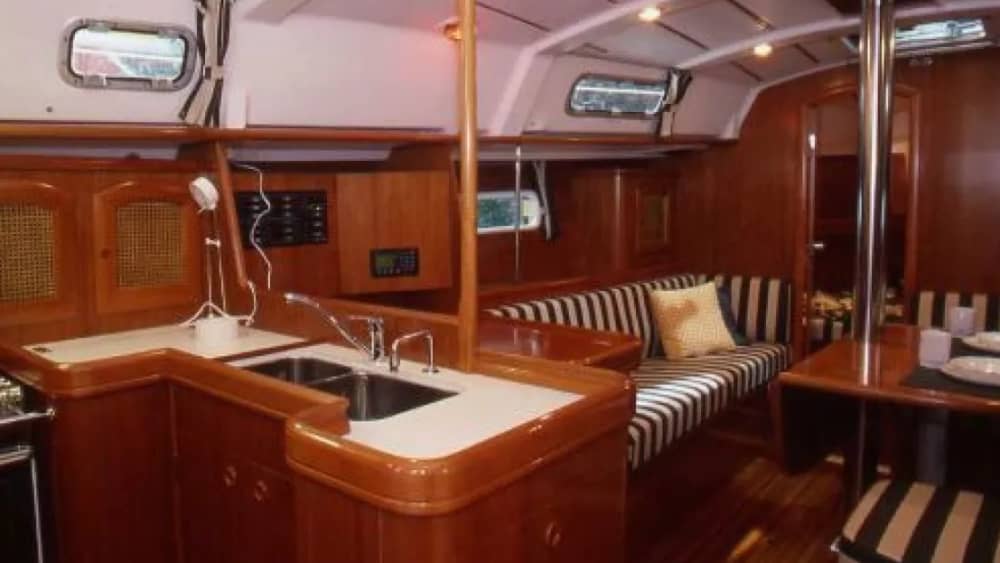 Goditi una giornata in mare a La Spezia a bordo di una barca a vela.