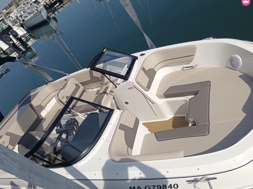 Begin uw vakantie met 4 uur plezier op een motorboot.