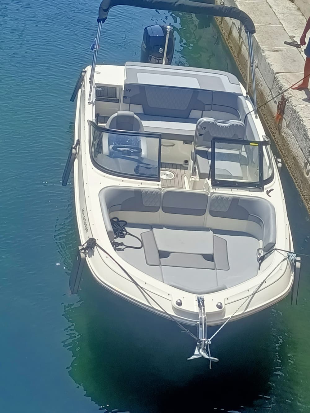 Begin uw vakantie met 4 uur plezier op een motorboot.