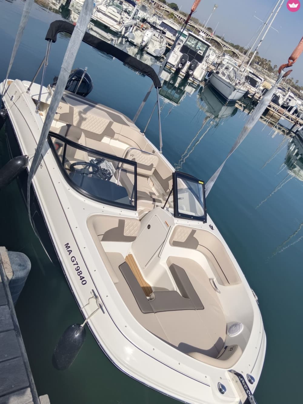 Begin uw vakantie met 4 uur plezier op een motorboot.