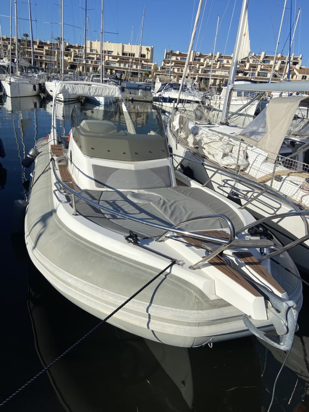 Il meglio di Grimaud si trova sull'acqua: una giornata intera in esclusiva su un motoscafo.