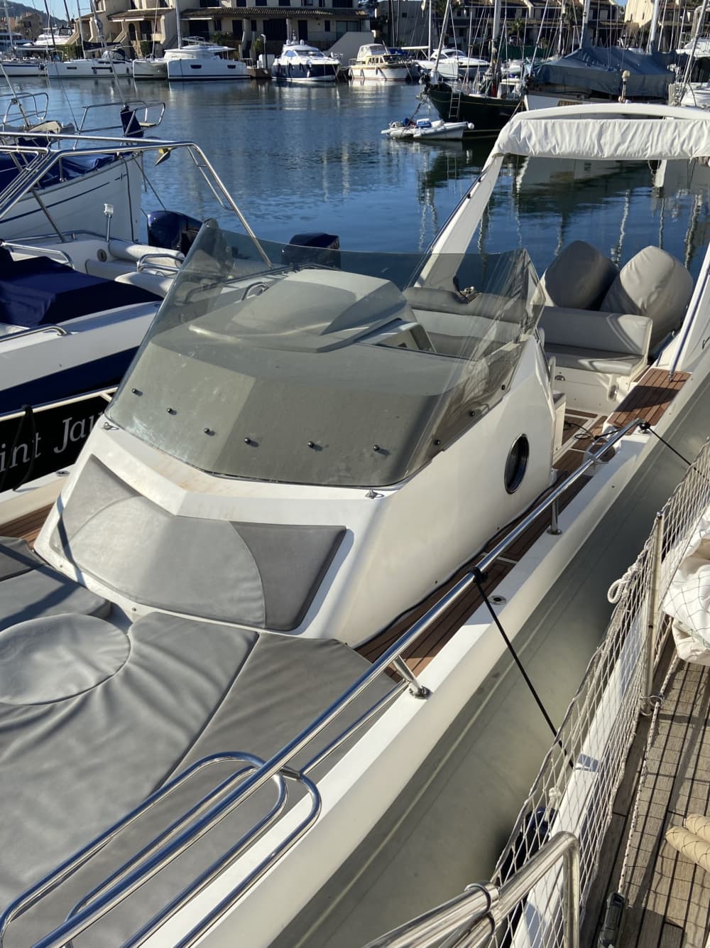 Il meglio di Grimaud si trova sull'acqua: una giornata intera in esclusiva su un motoscafo.