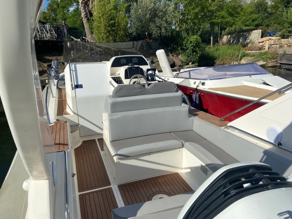 Il meglio di Grimaud si trova sull'acqua: una giornata intera in esclusiva su un motoscafo.